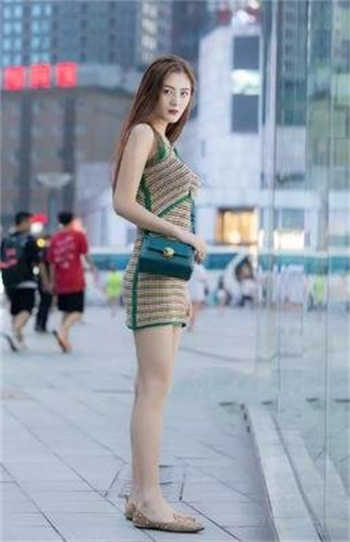 屋顶工她唇之下免费看
