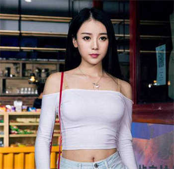 公共厕所女生蹲坑视频