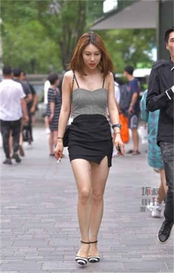 夏日的小公园的厕所里游戏