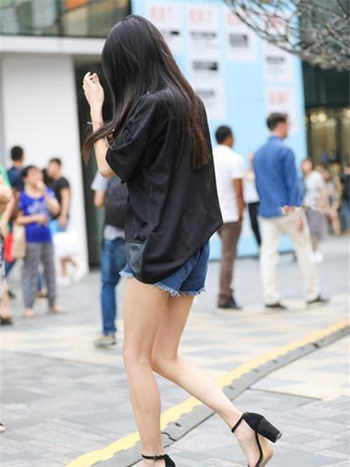 我是女信贷员和别人睡