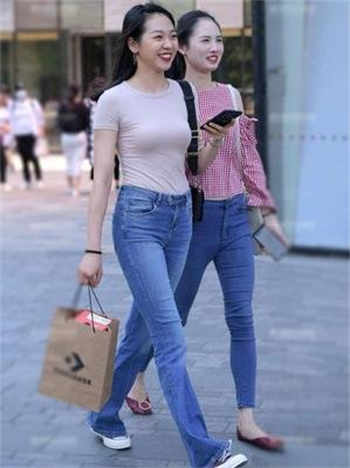 妹子腿趴开黑洞图片