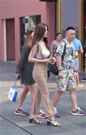 女主播空降